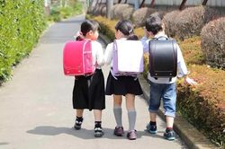 Mua giày cho con vào năm học mới, mẹ nên biết 6 mẹo này để tránh con bị đau chân, trầy da