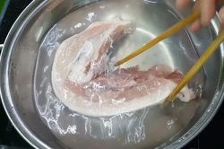 Luộc thịt tưởng đơn giản nhưng nhiều người vẫn mắc 5 lỗi này