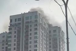 Cảnh sát PCCC TPHCM nhanh chóng hướng dẫn người thoát nạn và dập tắt đám cháy tại chung cư