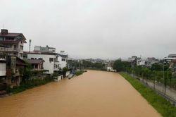 Mưa xối xả gây ngập sâu, sạt lở nhiều tuyến đường ở Cao Bằng