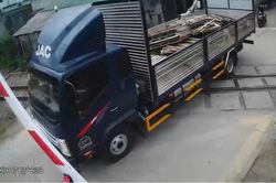 Xe tải vượt đường ray tông hỏng cần chắn, tài xế bị phạt 41,5 triệu đồng