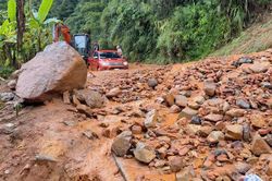 Hơn 2.700m³ đất đá sạt lở, nhiều tuyến đường ở Lào Cai nguy cơ mất an toàn