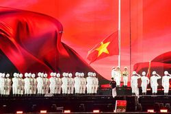 Biển người đội mưa xem Concert quốc gia 'Tổ quốc trong tim' tại TP.HCM