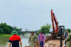 Thường T&iacute;n xử l&yacute; điểm xung yếu tuyến đ&ecirc; s&ocirc;ng Nhuệ