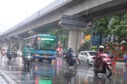 C&ocirc;ng an H&agrave; Nội khuyến c&aacute;o an to&agrave;n PCCC&CNCH khi mưa lớn, ngập lụt, c&acirc;y đổ