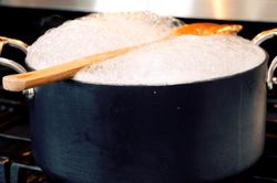 Lý do bất ngờ khiến nhiều người luôn đặt muỗng gỗ lên miệng nồi khi nấu