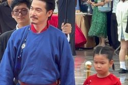Qu&aacute;ch Ngọc Ngoan v&agrave; con g&aacute;i &uacute;t g&acirc;y ch&uacute; &yacute; đi thảm đỏ dưới mưa