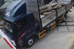 Vượt đường ngang khi cần chắn đang hạ, tài xế bị xử phạt 2 hành vi