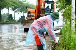 Công nhân 'đội mưa' dọn dẹp đường phố Hà Nội trước kỳ nghỉ Lễ Quốc khánh 2/9