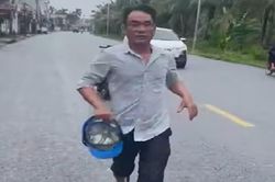 Người đàn ông chặn đường, cầm mũ bảo hiểm đánh tài xế ô tô