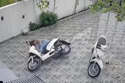 Người phụ nữ ngã sõng soài với pha lùi xe máy 'đi vào lòng đất'