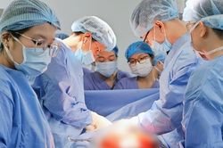 Hành trình 'giải cứu' đường tiêu hoá cho người đàn ông uống nhầm thuốc tẩy bồn cầu