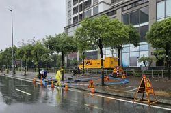 Người Hà Nội ngỡ ngàng vì mưa lớn nhưng đường phố không ngập