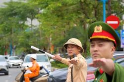 Dùng camera phát hiện vi phạm trật tự đô thị ở phường Long Biên