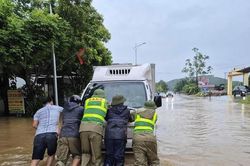 Bộ X&acirc;y dựng y&ecirc;u cầu chủ động ứng ph&oacute; mưa lũ sau b&atilde;o số 4