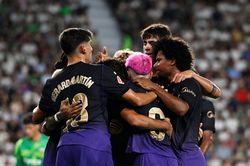 Raphinha chói sáng giúp Barcelona vùi dập Elche