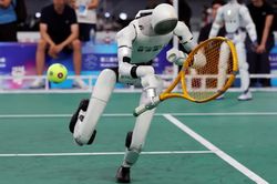 Robot hình người Trung Quốc lại phá kỷ lục nhưng vẫn chưa hết khó