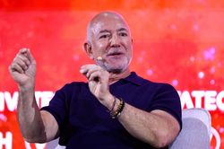 Jeff Bezos không mua Liverpool để chơi Football Manager