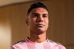 Casemiro trượt dài sau khi rời MU