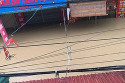 Nước lũ dâng cao, tầng 1 nhà dân ở Lạng Sơn ngập mất dạng