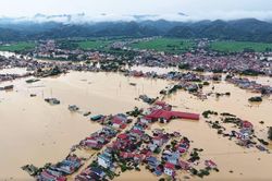 Nhà dân chìm nghỉm trong nước lũ ở Lạng Sơn