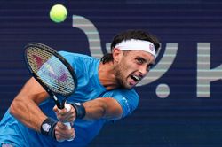 Tay vợt đánh bại Djokovic mê tự truyện của Agassi