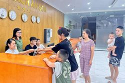 Trăm suất cơm nóng, khách sạn miễn phí cho người dân tránh lũ