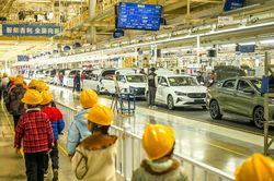 Lý do người Trung Quốc đổ xô tham quan nhà máy