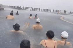 Mưa xối xả ở Trung Quốc, du khách vẫn ngâm mình trong suối nước nóng