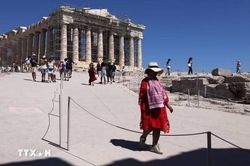 Mũ chống nắng xuất hiện khắp nơi ở Athens khi lượng du khách lớn đổ về các di tích cổ