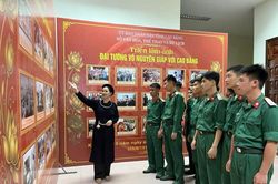 Triển l&atilde;m ảnh 'Đại tướng V&otilde; Nguy&ecirc;n Gi&aacute;p với Cao Bằng'