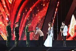 [Ảnh] Giọt nước mắt bắc nhịp cầu quá khứ anh hùng và lời thề cống hiến của tuổi trẻ