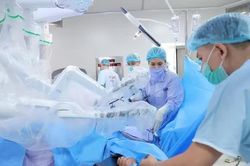 Tái tạo đường tiêu hóa cho người bệnh do uống nhầm thuốc tẩy bồn cầu