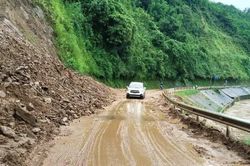Kịp thời di dời nhiều hộ dân khỏi vùng sạt lở, ngập úng