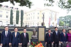 Thường trực Ban Bí thư Trần Cẩm Tú dâng hoa tưởng niệm Chủ tịch Hồ Chí Minh tại Singapore