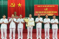 Đảng ủy Chi đội Kiểm ngư số 3 trao tặng Huy hiệu 30 năm tuổi Đảng