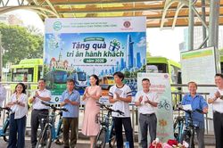 Người dân Thành phố Hồ Chí Minh đi xe buýt miễn phí còn được tặng quà