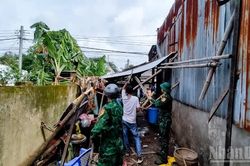 Bộ đội Biên phòng Cần Thơ giúp dân khắc phục hậu quả lốc xoáy