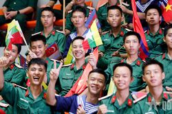 Không khí lễ hội tại Nhà thi đấu Đông Anh (Hà Nội)