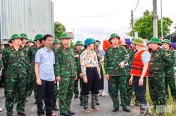 Tư lệnh Quân đoàn 12 kiểm tra công tác hỗ trợ nhân dân khắc phục hậu quả bão số 4