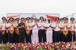 Tàu Cảnh sát biển 8002 thăm, làm việc với Lực lượng Bảo vệ bờ biển Ấn Độ