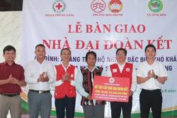 Chung tay sẻ chia, tiếp sức người dân và học sinh khó khăn