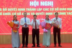 Nhiều địa phương công bố quyết định về sắp xếp, thành lập các cơ sở giáo dục công lập và công tác cán bộ.