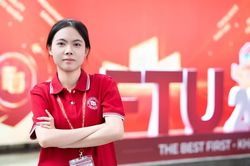 Thủ khoa toàn quốc 2026 cùng mẹ tới nhập học tại Trường ĐH Ngoại thương