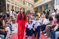 TPHCM: Trường học rộn ràng đón học sinh đầu cấp