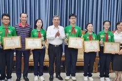 Đồng chí Nguyễn Phước Lộc chúc mừng đội TPHCM đoạt giải cuộc thi 'Em yêu biển, đảo quê hương'