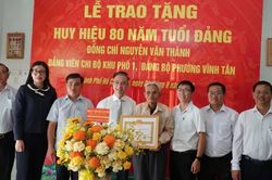 TPHCM: Trao tặng Huy hiệu 80 năm tuổi Đảng cho đồng chí Nguyễn Văn Thành