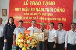 TPHCM: Trao tặng Huy hiệu 80 năm tuổi Đảng cho đồng ch&iacute; Nguyễn Văn Th&agrave;nh