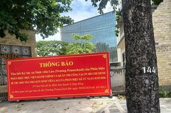 Trường thông báo đóng cửa trong ngày đầu tựu trường, học sinh chới với