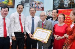 Phó Bí thư Thành ủy TPHCM Nguyễn Phước Lộc trao Huy hiệu 80 năm tuổi Đảng
